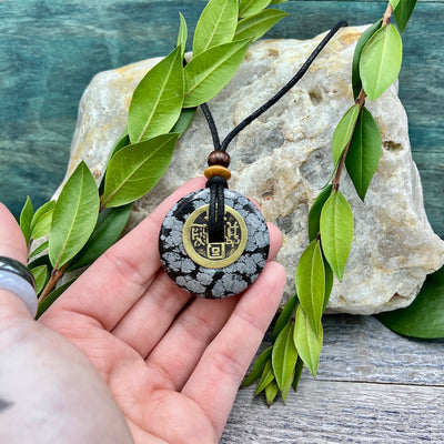 New Horizons Snowflake Obsidian Necklace 40mm hand
